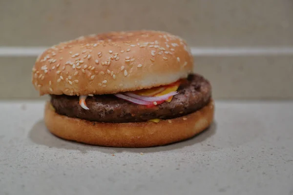 Appetitanregender Burger Mit Rinderkoteletts Zwiebeln Und Einer Scheibe Käse — Stockfoto