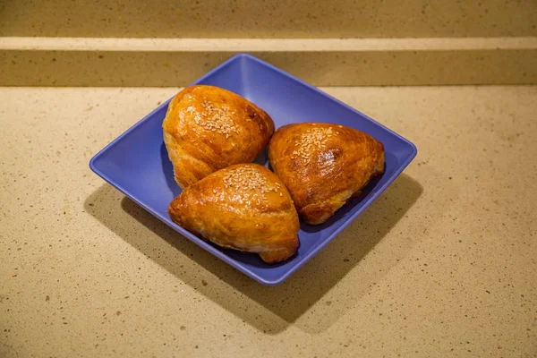 Samsa Sesamkuchen Mit Füllung Auf Einem Blauen Plastikteller Traditionelles Gericht — Stockfoto