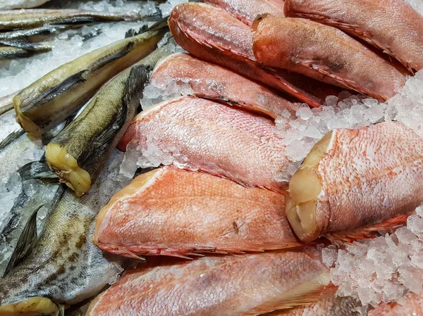 Montón Pescado Crudo Fresco Tienda Estante Con Hielo — Foto de Stock