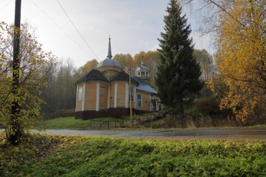 Karelya, Rusya - 14 Ekim 2018: Havari Peter Kilisesi. Resort Marcial sular. Çam kereste 1721 inşa