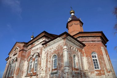 Karelya, Rusya Federasyonu - 14 Ekim 2018: Tuğla tek-sunak tek Konchezero çan kulesinde ile hayat veren Trinity Kilisesi başlı. 19. yüzyılda kurulan