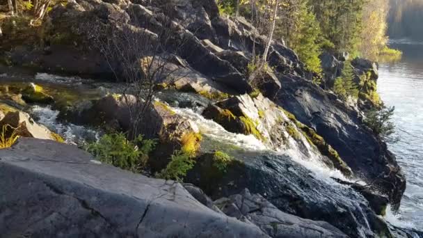 通过岩石和石头的山河的水流 — 图库视频影像