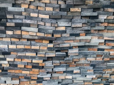 İnşaat ve avluya geliştirilmesi için ham ahşap plakalar yığını