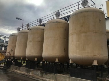 Terk edilmiş donanımları, sınaî araçlar ve konyak üretimi için makine