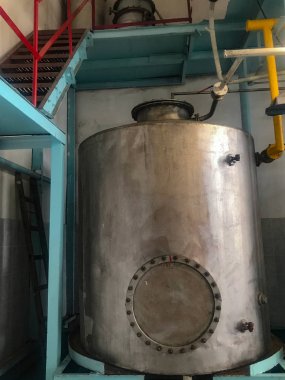 Terk edilmiş donanımları, sınaî araçlar ve konyak üretimi için makine