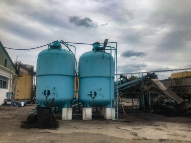 Terk edilmiş donanımları, sınaî araçlar ve konyak üretimi için makine