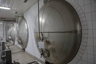 Donanımları, sınaî araçlar ve makine fabrika mağazalarda bira üretimi için