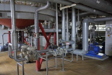 Donanımları, sınaî araçlar ve makine fabrika mağazalarda bira üretimi için