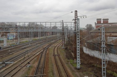 Tren İstasyonu bir bulutlu sonbahar günü terk edilmiş