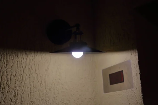 Антична Старовинна Лампа Яскравим Білим Світлом — стокове фото