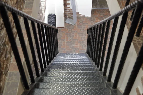 仿制复古风格的铁制楼梯 — 图库照片
