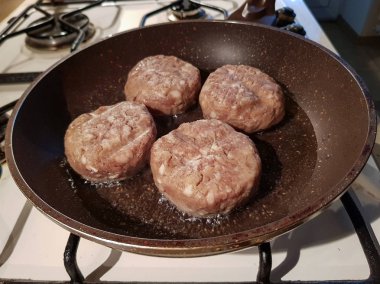 Yağ damlama tavada et karışık farklı türlerinden sulu iştah açıcı pirzola