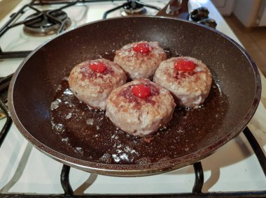 Yağ damlama tavada et karışık farklı türlerinden sulu iştah açıcı pirzola