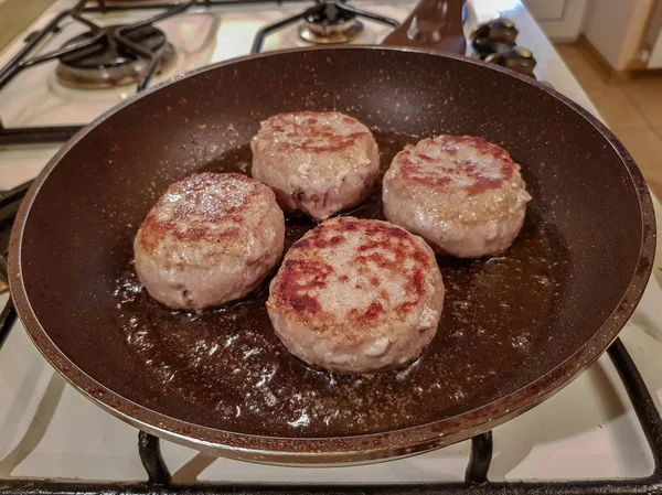 Yağ damlama tavada et karışık farklı türlerinden sulu iştah açıcı pirzola