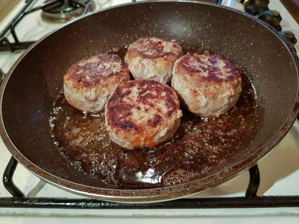 Yağ damlama tavada et karışık farklı türlerinden sulu iştah açıcı pirzola