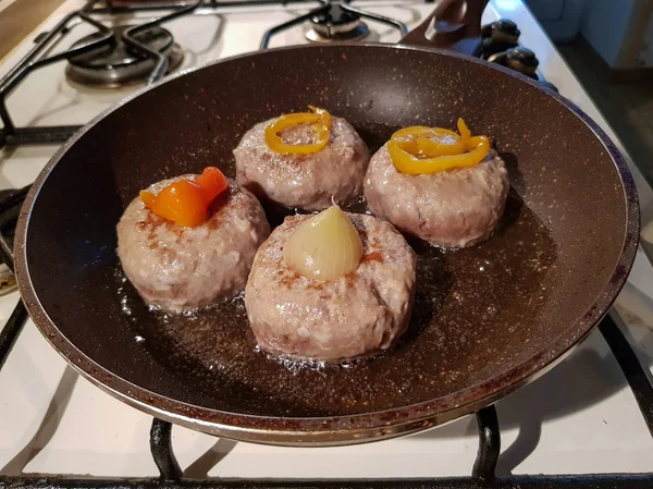 Yağ damlama tavada et karışık farklı türlerinden sulu iştah açıcı pirzola