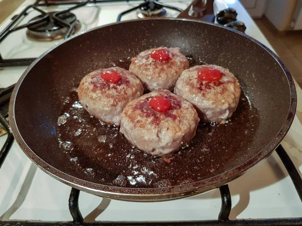 Yağ damlama tavada et karışık farklı türlerinden sulu iştah açıcı pirzola