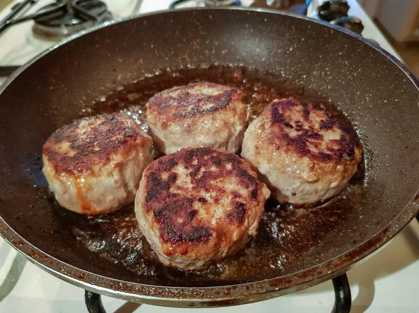 Yağ damlama tavada et karışık farklı türlerinden sulu iştah açıcı pirzola