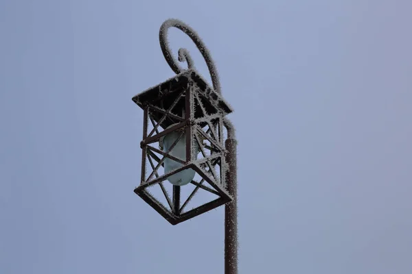 在现代城市的街道上的老式铁灯笼 — 图库照片