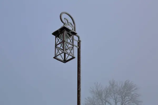 Eiserne Laterne Auf Der Straße Der Modernen Stadt — Stockfoto