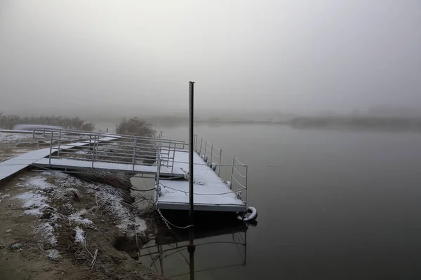 Nevoeiro Manhã Espesso Sobre Rio Estreito Inverno — Fotografia de Stock