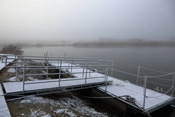 Nevoeiro Manhã Espesso Sobre Rio Estreito Inverno — Fotografia de Stock