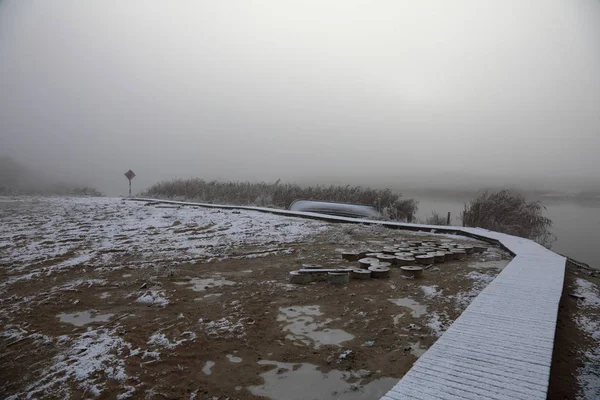 Nevoeiro Manhã Espesso Sobre Rio Estreito Inverno — Fotografia de Stock