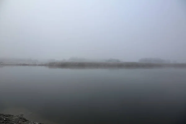 Nevoeiro Manhã Espesso Sobre Rio Estreito Inverno — Fotografia de Stock
