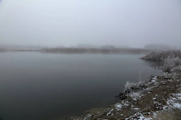 Nevoeiro Manhã Espesso Sobre Rio Estreito Inverno — Fotografia de Stock