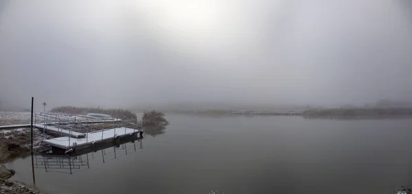 Nevoeiro Manhã Espesso Sobre Rio Estreito Inverno — Fotografia de Stock