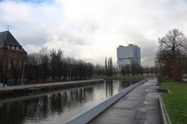 Kaliningrad, Rusya - 27 Kasım 2018: The Pregolya River şehir sınırları içinde