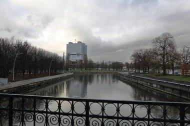 Kaliningrad, Rusya - 27 Kasım 2018: The Pregolya River şehir sınırları içinde