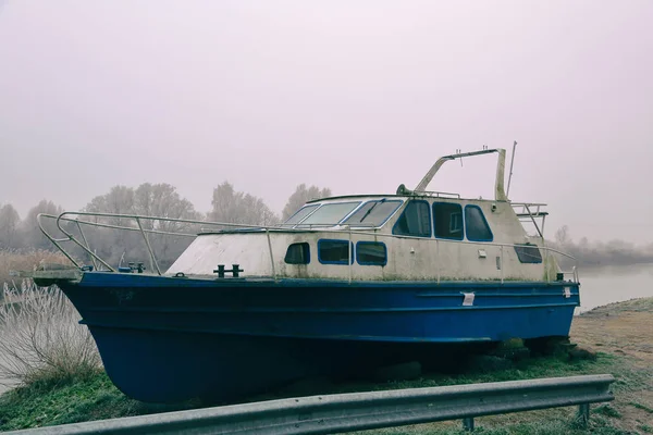 Wit Blauw Verlaten Roestig Boot Aan Oevers Van Een Mistige — Stockfoto