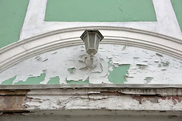 房子墙上的老式白色金属灯笼 — 图库照片