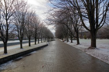 Kış saati Nehri boyunca kiremitli döşeli şehir sokak