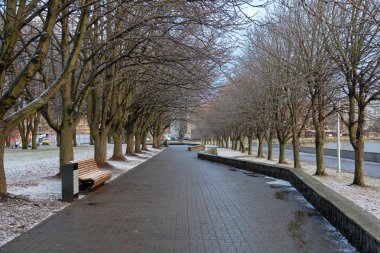Kış saati Nehri boyunca kiremitli döşeli şehir sokak