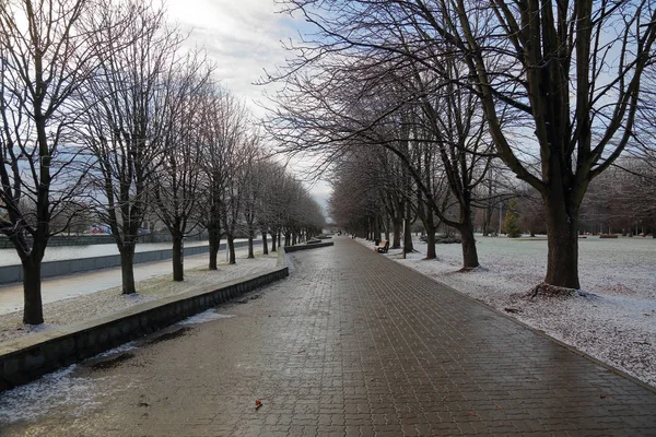 Kış saati Nehri boyunca kiremitli döşeli şehir sokak