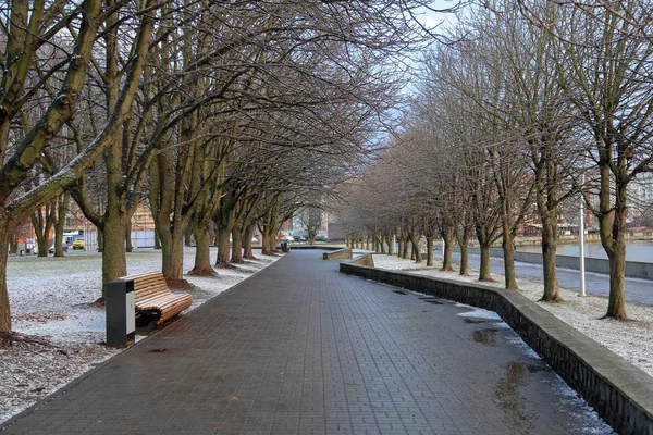 Kış saati Nehri boyunca kiremitli döşeli şehir sokak