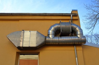 Fabrikanın endüstriyel tesislerindeki hava sirkülasyon sisteminin bir parçası.