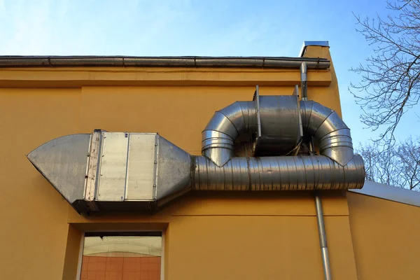 Fabrikanın endüstriyel tesislerindeki hava sirkülasyon sisteminin bir parçası.