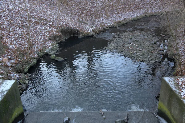 Rio Frio Costa Congelada Pedregosa Início Inverno — Fotografia de Stock