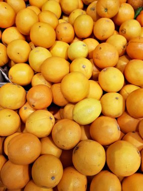 Turuncu Taze narenciye dükkan pencerede yalan