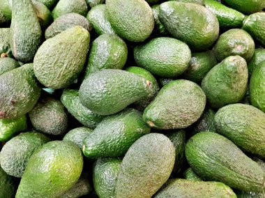 Yeşil taze avokado dükkan pencerede yalan