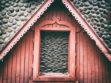 Üzerinde gri bir cobblestones ahşap bir evde açık duvar parçası