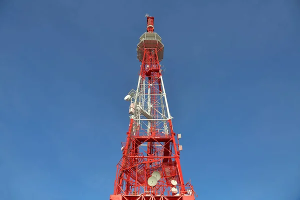 Torre Células Rojas Blancas Sobre Pilones Hierro Contra Cielo Azul —  Fotos de Stock