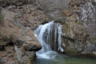 Snowless kışın doğal bal şelaleler. Karaçay-çerkez Cumhuriyeti, Rusya Federasyonu
