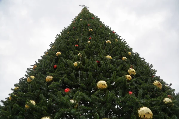 Árvore Natal Com Decorações Bolas Coloridas Guirlandas — Fotografia de Stock