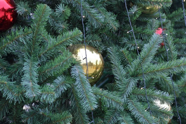 Vánoční Strom Dekorace Barevné Koule Girlandy — Stock fotografie
