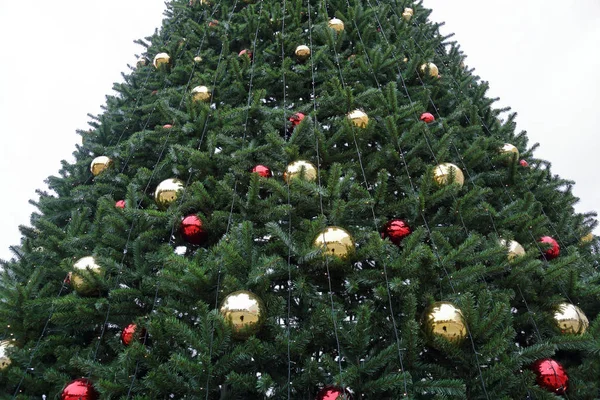 Árvore Natal Com Decorações Bolas Coloridas Guirlandas — Fotografia de Stock