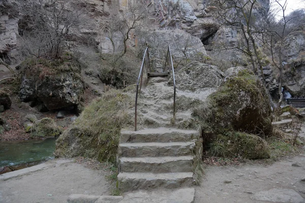 Σκάλα Από Φυσικές Πέτρες Στο Φαράγγι Υψηλών Βουνών — Φωτογραφία Αρχείου